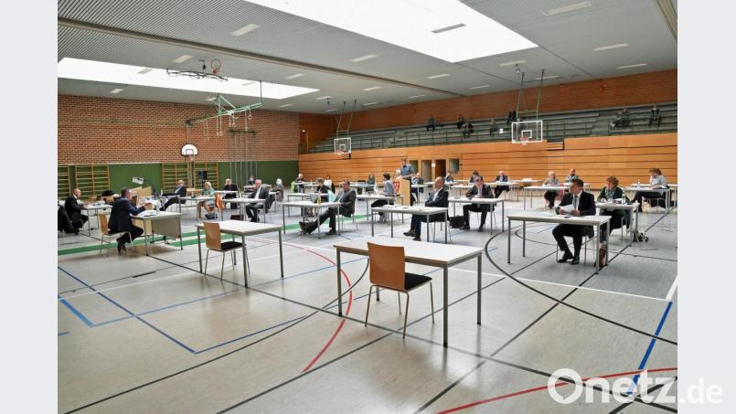 &quot;Abstand halten!&quot;, lautete bei der konstituierenden Sitzung des Stadtrates in der Krötensee-Turnhalle das Gebot der Stunde. Bild: ANDREAS ROYER