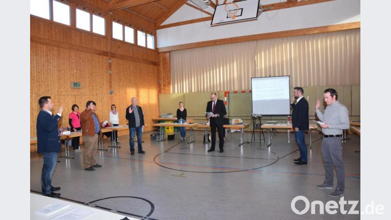 Johannes Hartwig, Florian Ermer (von rechts), Thomas Baier, Josef Bäumler und Harald Dirnberger werden von Landrat Andreas Meier (von links) vereidigt. Bild: fz