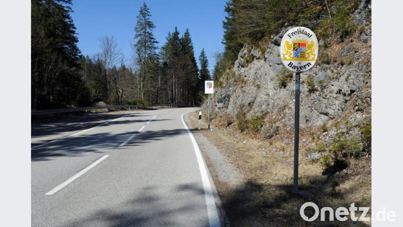 Dieses Schild weist auf den gesperrten Grenzübergang hin. Foto: Ursula Düren/dpa/Archivbild Bild: Ursula Düren