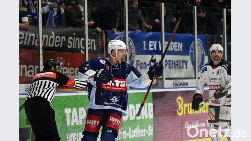 Adam Schusser beim Torjubel: Der 29-jährige Verteidiger wird auch in der Oberligasaison 2020/21 das Trikot der Blue Devils tragen. Bild: gb