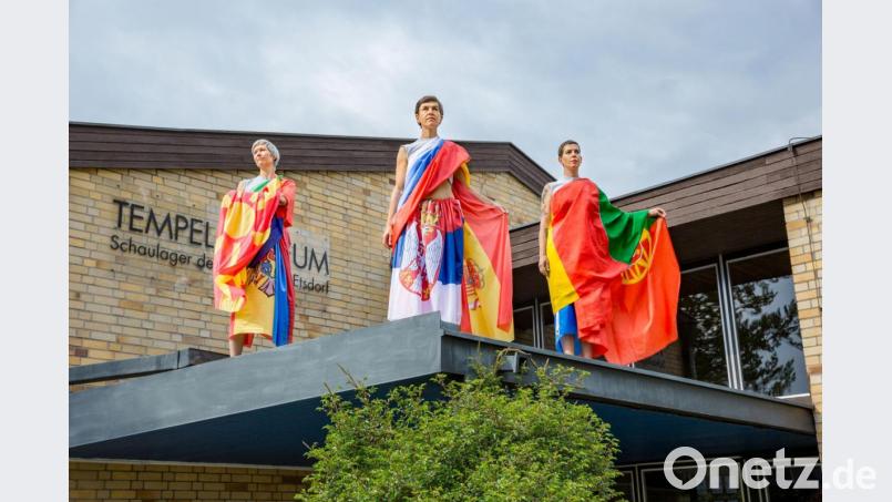 Modenschau auf dem Dach des Temeplmuseums. Die Models probierten die Fahnenkollektion schon mal aus. Bild: Marcus Rebmann