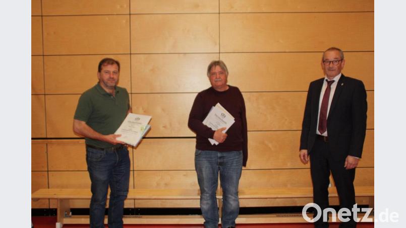 Die in Zeiten von Corona ohne Handschlag verabschiedeten Marktgemeinderatsmitglieder Hubert Haas und Josef Spies mit Bürgermeister Erwin Geitner (von links). Bild: sam