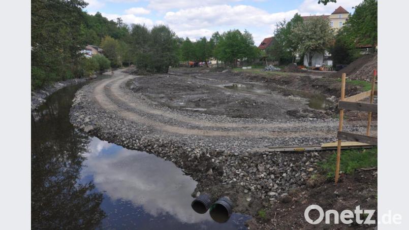 Einen markanten Umbau erfährt der Teich an der Mühlbühlstraße. Jetzt noch ein Fahrweg, soll mit dem Geländestreifen wieder ein Bachbett für den Mühlbach geschaffen werden. Der Wasserstand des Teichs zur Stadt hin soll über zwei Wehre geregelt werden. Im Winter könnte dann der Wasserstand gesenkt und eine Fläche zum Schlittschuhlaufen geschaffen werden. Bild: ws