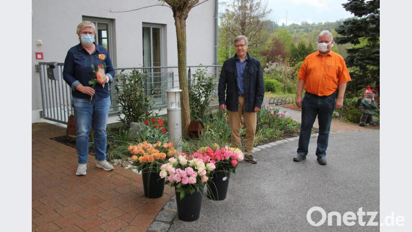 Heimleiterin Lydia Brand, CSU-Ortsvorsitzender Klaus Hernes mit Stellvertreter Markus Dollacker (von links) bei der Übergabe der Blumen. Bild: lma