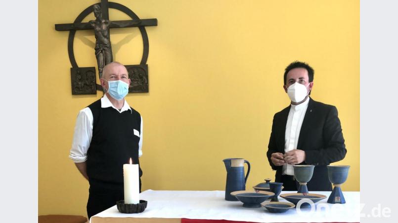 Die Pfarrer Heinrich Arweck (links) und Stefan Fischer hoffen darauf, die neuen Abendmahlsgeräte in der Krankenhauskapelle bald nutzen zu können. Bild: wku