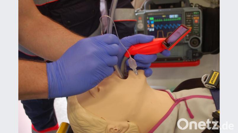 Dank der Videofunktion können Notärzte einen Patienten intubieren, ohne sich nah über ihn beugen zu müssen. So kann die Ansteckungsgefahr reduziert werden. Bild: gib