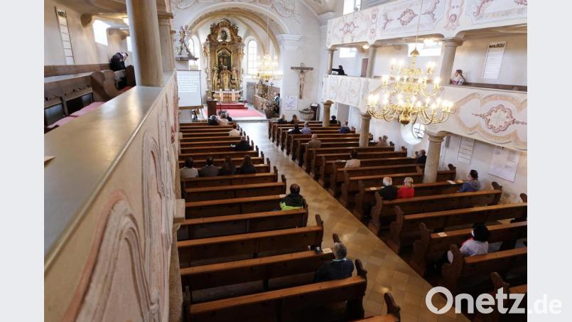 Der Gottesdienst am Sonntag war gut besucht. Alle Gläubigen hatten Mundschutz. Bild: le