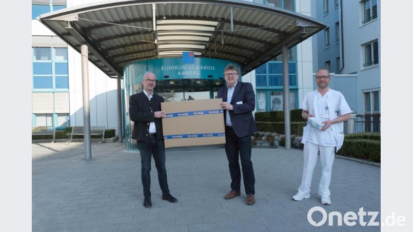 Urs Herding (links), Hubert Graf und Tobias Meindl (rechts) bei der Übergabe. Bild: Klinikum/Dietl/exb