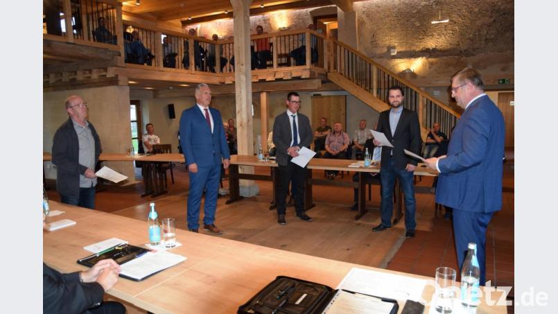 Vier neue Mitglieder wurden im Marktgemeinderat vereidigt. Von links: Bernhard Tischler, Thomas Wagner, Markus Mehringer und Martin Steinbauer. Den Amtseid hat Bürgermeister Peter Braun abgekommen. Bild: bö