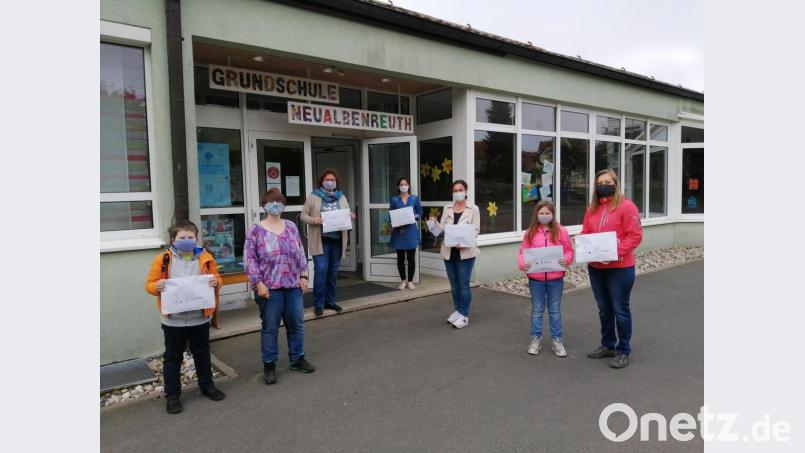 Gesichtsmasken hat der Elternbeirat an die Kinder und die Lehrerinnen der Grundschule Neualbenreuth übergeben. Bild: exb