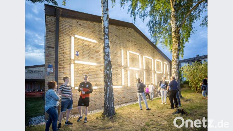 Statement aus Leuchtröhren: Seit Mai 2018 strahlt Europa jeden Abend am Giebel des Tempel-Museums in Etsdorf. Die Installation ist parallel unter anderem in Berlin, Essen und Nürnberg zu sehen. Bild: Marcus Rebmann