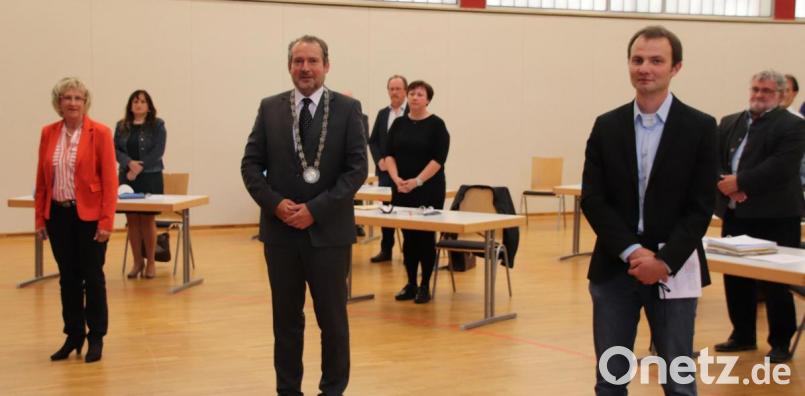 Der neue Erste Bürgermeister Frank Zeitler (CSU, mit Amtskette) und seine beiden Stellvertreter Irene Ehemann (Freie Wähler, links) und Johann Kleber (Liste Nabburger Land, rechts). Ganz rechts der bisherige Erste Bürgermeister Armin Schärtl (SPD), der dem neuen Stadtrat als reguläres Mitglied angehört. Bild: Thomas Dobler
