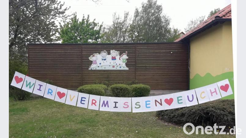 Die Botschaft der Betreuerinnen der Kindertagesstätte „Krabbelkiste“ an die Mädchen und Buben ist eindeutig. Wie die weiteren Kindertagesstätten in der Großgemeinde versuchen auch sie, in der Coronakrise Kontakt zu den Kleinen zu halten. Bild: hai