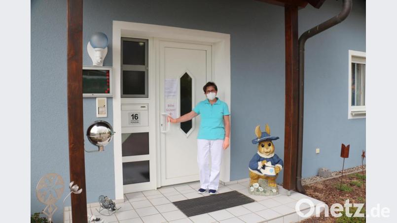 Zahnärztin Frieda Zeitler bittet die Patienten zu klingeln. Diese werden dann vom Praxispersonal kurz befragt und einzeln in die Praxis gebeten. Bild: rpp