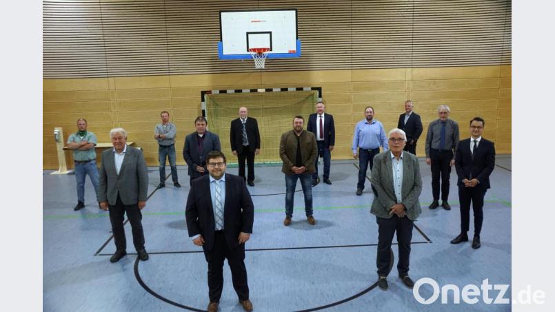 Der neue Gemeinderat um Bürgermeister Thomas Kaufmann (vorne links). Bild: bkr