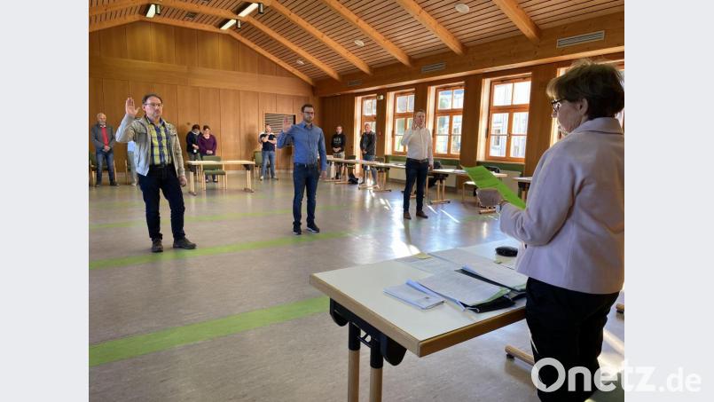 Bürgermeisterin Marianne Rauh vereidigt drei der vier neuen Gemeinderäte: Karl-Heinz Mois, Stefan Kett und Johannes Kett (von links); Florian Neumann ist verhindert. Bild: Eichl