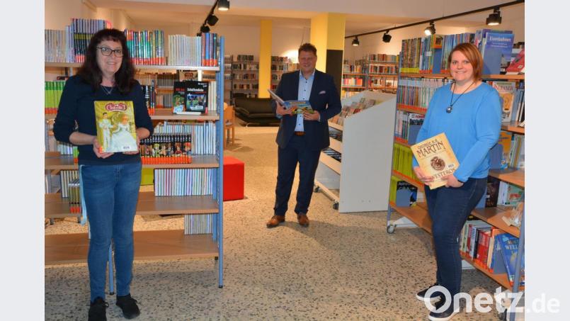 Büchereileiterin Viola Rieß (links), Bürgermeister Stefan Grillmeier und Bücherei-Mitarbeiterin Anja Busl freuen sich auf die Wiedereröffnung der Einrichtung an diesem Freitag. Bild: jr