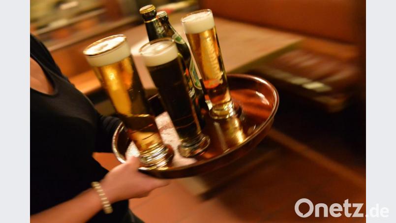 Fachkräftemangel in der Gastronomie: Probleme gibt es schon bei der Suche nach Lehrlingen, sagen die Wirte. Bild: Marc Tirl/dpa-Zentralbild/dpa