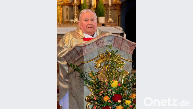 Kann nach gesundheitlichen Beeinträchtigungen wieder Gottesdienst mitfeiern und am Ambo das Evangelium verkünden: Pater Dr. Martin Bialas. Bild: mab