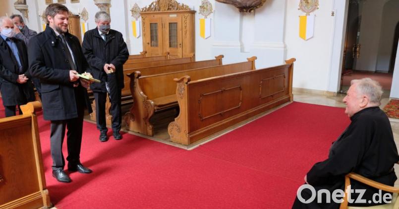 Es dürften viele gemeinsame Stunden sein, die der amtierende Bürgermeister zusammen mit dem Jubilar schon am Altar verbracht hat. Der eine als Zelebrant, der andere als Ministrant. Peter Neumeier gratulierte als Freund und für den Markt im gebotenen Abstand und für den Glückwunsch kurzfristig ohne Maske . Bild: mab