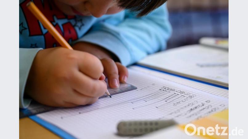 Ein Junge löst in einer Grundschule eine Matheaufgabe. Symbolbild: Sebastian Gollnow/dpa