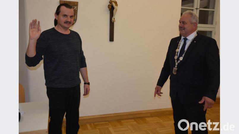 Bürgermeister Johann Burger (rechts) vereidigte Maximilian Ernstberger als neuen Zweiten Bürgermeister der Gemeinde Leonberg. Bild: jr