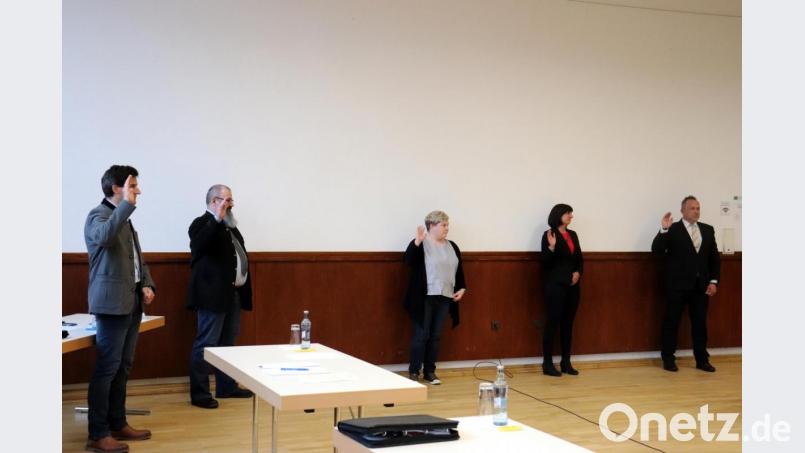 Dr. Marco Heß, Thomas Wittmann, Bettina Krapfl, Katrin Hüttner und Marcus Fritsch leisteten vor Bürgermeister Lothar Müller den Amtseid. Bild: flt
