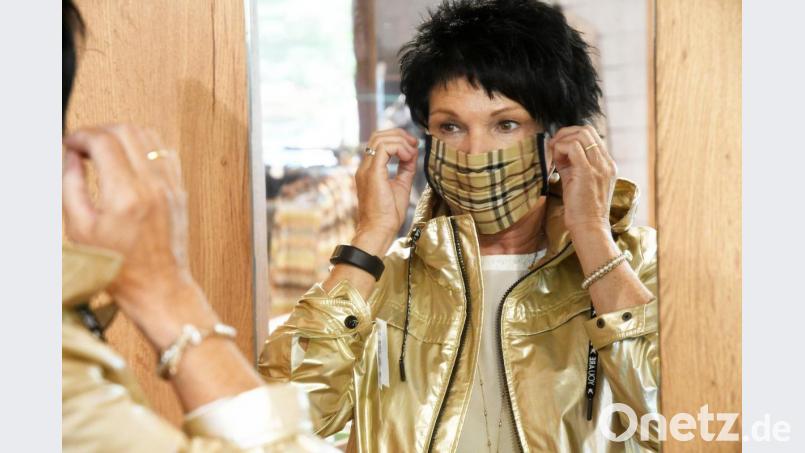 Wenn schon Maske, dann wenigstens stylisch. Bild: Gabi Schönberger