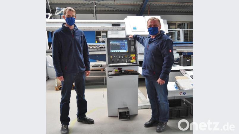 "img"-Geschäftsführer Wolfgang Schraml (rechts) und Markus Prölß
stehen am Steuerpult für die Produktion von Gehäusen für Dialysegeräte Bild: Bühner