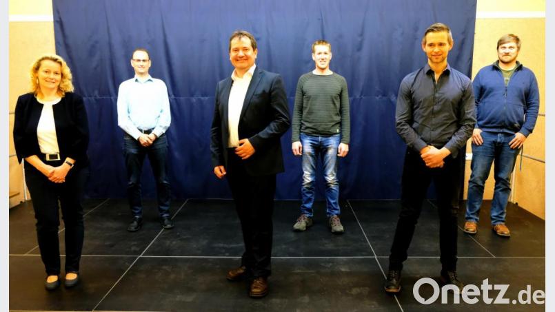 Im &quot;Sextett&quot; treten die &quot;Neuen&quot; zur Vereidigung an. Im Bild (von links) Anneliese Weber, Christian Friedrich, Bürgermeister Dr. Alexander Goller, Martin Kräml, Dominik Eckert und Alexander Thurn. Bild: do