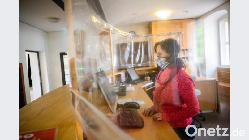 Auch beim Arzt findet man am Empfang die Schutzvorrichtung. Doch Vorsicht mit dem Begriff "Spuckschutz". Bild: Andreas Arnold