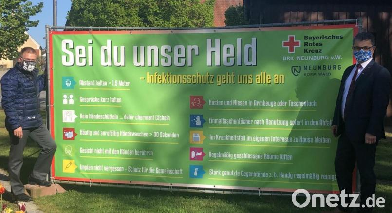 Erster Bürgermeister Martin Birner (rechts) und Stadtrat sowie Beauftragter für Gesundheitswesen Maximilian Lang vor einem der neuen Banner mit den derzeit so wichtigen Hygienemaßnahmen. Bild: Ulrike Meixner/exb