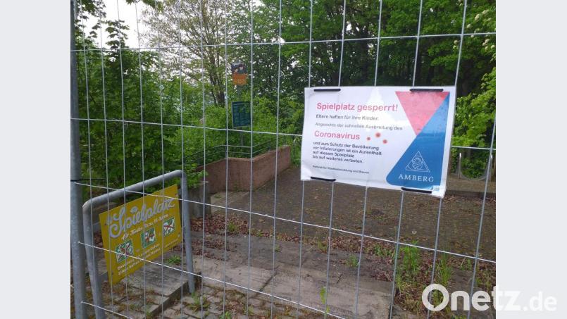 Das Coronavirus ist nicht mehr der Grund, warum der Abenteuerspielplatz an der Friedlandstraße abgesperrt ist. Der Eichenprozessionsspinner hat das Areal weitflächig mit seinen Brennhaaren kontaminiert. Das enthaltene Nesselgift kann bei Menschen zu schmerzhaften Hautausschlägen führen. Bild: tk