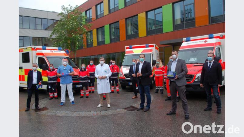 Professor Bernhard Graf (Mitte) und seine Mitstreiter bei der Übergabe der Video-Laryngoskopen an der Uniklinik Regensburg. Bild: gib