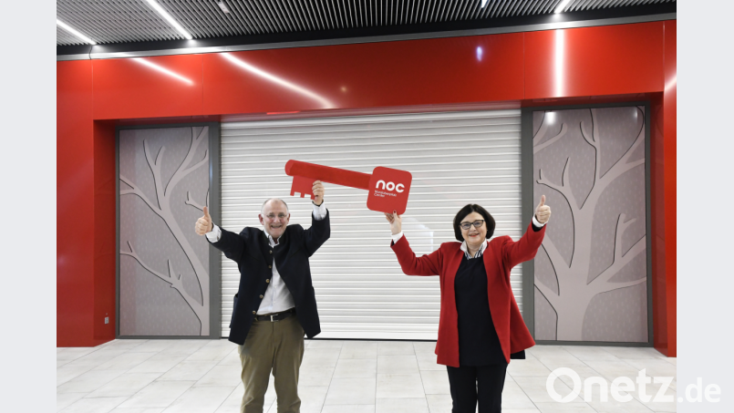 Das war im März: Fondara-Vorstand Thomas Schumacher und Centermanagerin Reinhild Holthaus mit dem symbolischen Schlüssel zum Einzug von TK Maxx ins NOC. Bild: za