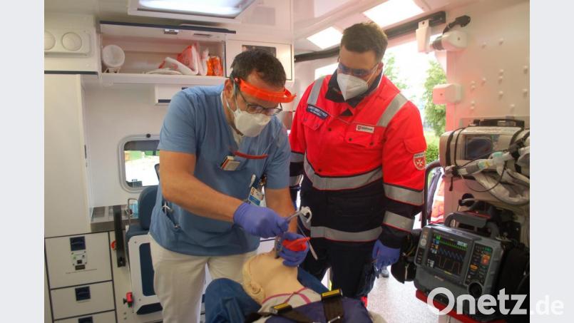 Richard Leberle, Notarzt an der Uniklinik Regensburg, demonstriert an einer Puppe die Intubation mit der Videofunktion: Um dem Patienten in den Rachen zu schauen, muss er sich nicht über ihn beugen. Bild: gib