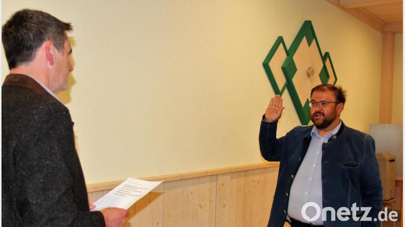 Hubert Mühlhofer (links) nahm dem neuen Bürgermeister Hans Walter den Amtseid ab. Bild: stg