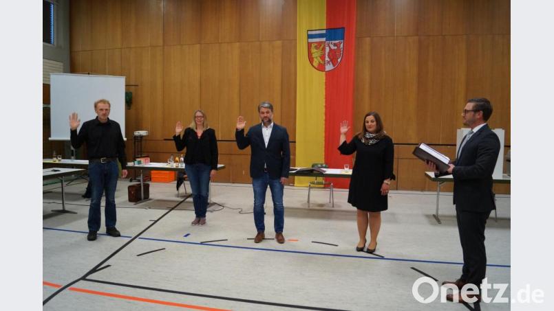 In der konstituierenden Sitzung des Gemeinderats in der Mehrzweckhalle vereidigt Bürgermeister Ernst Lenk (rechts) die neuen Räte: (von links) Jürgen Schmucker, Ariane Heigl, Thomas Fritsch und Franziska Hammer (alle CSU). Bild: du