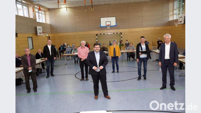 Bürgermeister Thomas Kaufmann (vorne Mitte) dankte den ausscheidenden Gemeinderäten Erich Hader, Jürgen Kreuzer, Josef Prechtl, Maria Frauenholz, Reiner Ullmann und Roman Melzner (stehend von links) für ihren Einsatz. Bild: bkr