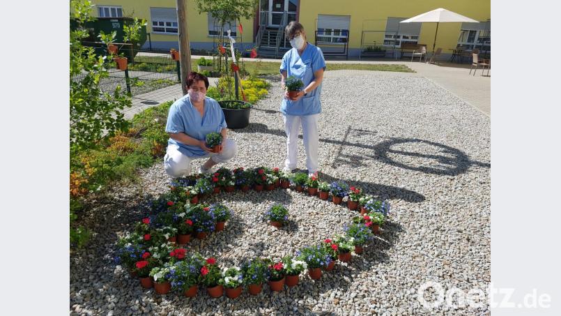 Mit einem „Blumenherz“ wurde der Seniorenheim-Belegschaft für ihr Engagement gedankt. Bild: exb