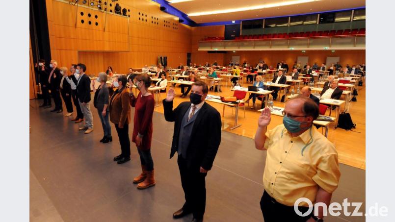 Mit genügend Abstand wurden die neuen Stadträte bei der konstituierenden Sitzung im ACC vereidigt. Bild: Stephan Huber