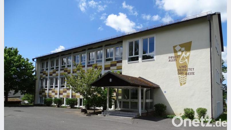 Das Schulhaus in Waldeck ist einer der drei Standorte im Landkreis, an denen den Studien-Teilnehmern Blut genommen wird. Bild: hl
