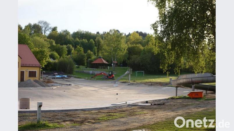 Voll im Zeitplan liegen die Sanierungsarbeiten in der Freizeitanlage &quot;Bäckeröd&quot;. Noch ist das gesamte Areal aufgrund der umfangreichen Baumaßnahme komplett gesperrt. Bild: fjo