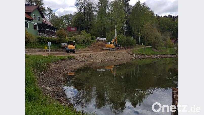 Die Wasserzuleitung zu dem Kraftwerk Tröbes/Waltenrieth wurde durch die Firma Hartinger, Kleinschwand erneuert und kann nun wieder mit voller Kraft Strom erzeugen. Bild: gi