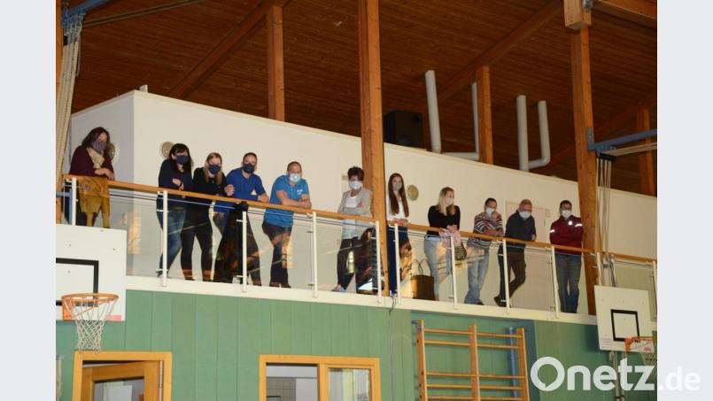 Aus sicherer Höhe verfolgten die Besucher die Aussprachen in der Stadtratssitzung in der Turnhalle der Zottbachtalschule Bild: bey