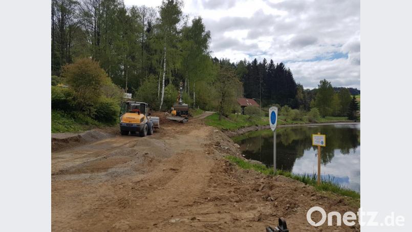 Die Wasserzuleitung zu dem Kraftwerk Tröbes/Waltenrieth wurde durch die Firma Hartinger, Kleinschwand erneuert und kann nun wieder mit voller Kraft Strom erzeugen. Bild: gi