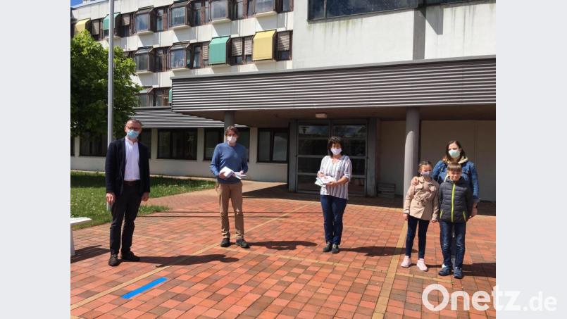 Kleine Präsente und Dankeschön-Karten ließ die Pfarrei Waldsassen an die Pflegekräfte im Altenheim St. Martin verteilen. Im Bild (von links) die Übergabe mit Pfarrer Thomas Vogl, Heimleiter Bernhard Riedl, Pflegedienstleiterin Andrea Eckstein und Familie Spuhler. Bild: exb