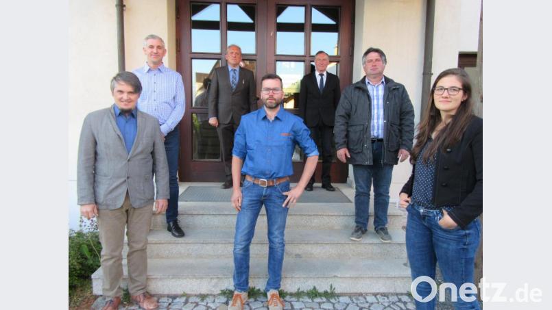 Die fünf neuen Gemeinderäte Stefan Adam, Raimund König, Martin Käß, Anton Kick und Lisa Prucker (von links) mit den beiden Bürgermeistern Werner Prucker und Johann Neugirg (hinten, von links). Bild: ang