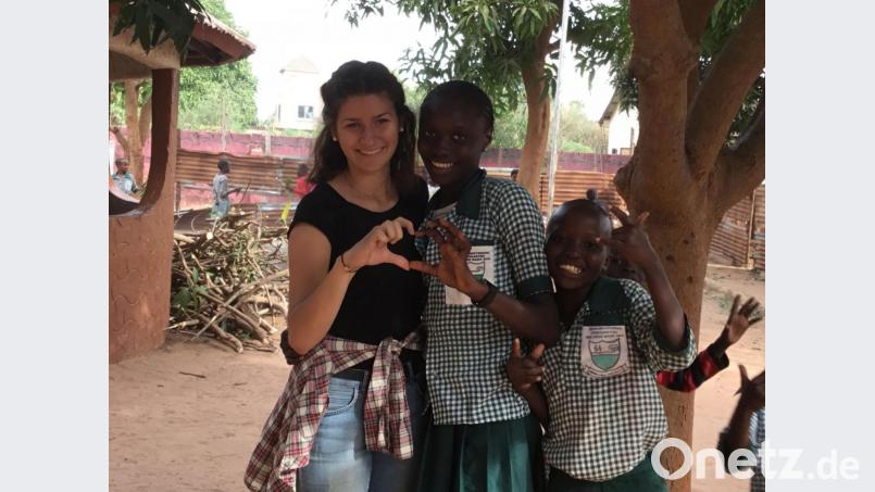 Julia Dennerlein (links) hat während ihres Praktikums in Gambia viele Freundschaften geschlossen. Bild: exb