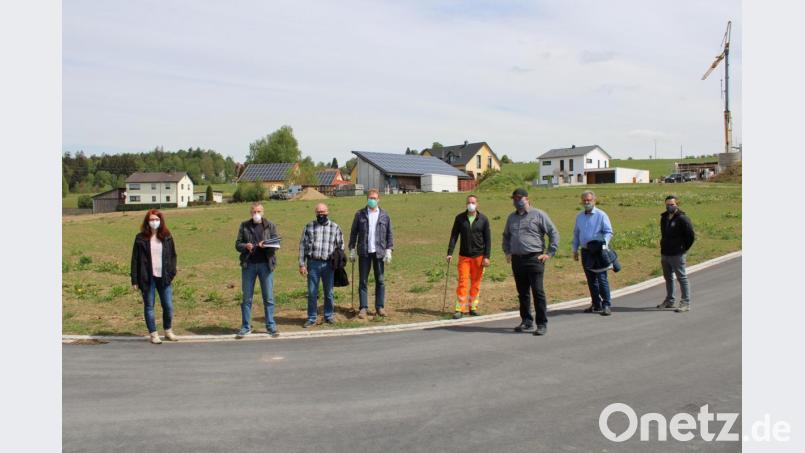 Bürgermeisterin Marina Hirnet (links) freut sich mit allen Beteiligten über den Abschluss der Baugebiet-Erschließung und des Straßenbaus von Georgenberg in Richtung Neukirchen zu St. Christoph. Bild: pi